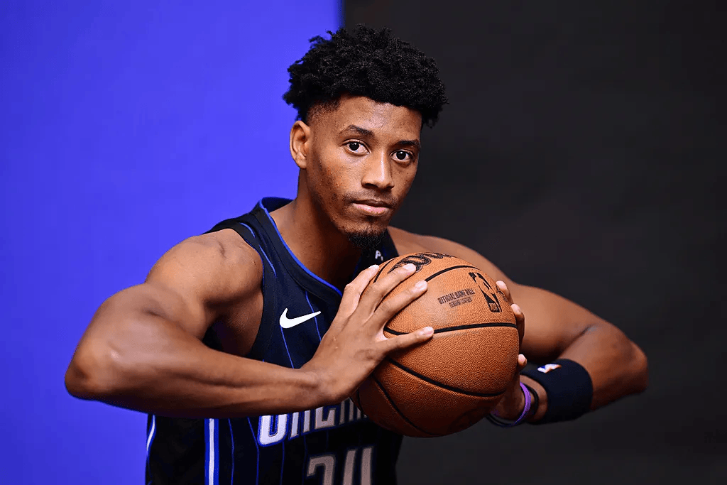 国际比赛日圣安东尼奥马刺调整名单以备社区盾，主帅复盘环节打磨，更衣室稳定，临场指挥获称赞的简单介绍开云体育平台